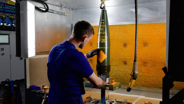 Ein Arbeiter im Rheinmetall-Werk, 6.6.2023 (IMAGO / sepp spiegl)