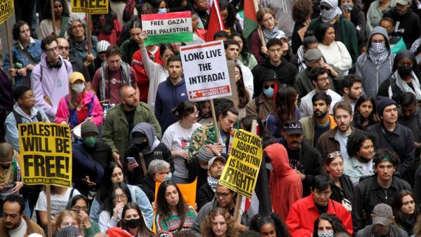 Am 8. Oktober 2023 marschierte die Demo »All Out for Palestine« durch die Straßen von Manhattan. Demonstrierende hielten auch Schilder mit der Aufschrift »Long Live The Intifada« in die Höhe (IMAGO / ZUMA Press Wire)