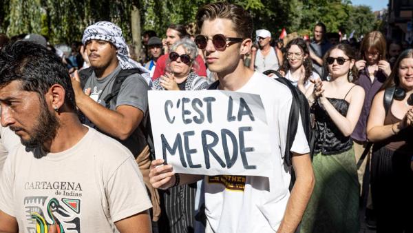 Die »Bloquons tout«-Proteste sollen Frankreich lahmlegen. Ein Demonstrant in Straßburg bringt die Lage auf den Punkt, 18.9.2025 (IMAGO / PsnewZ) 