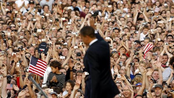 Am 24. Juli 2008 besuchte Barack Obama Berlin, damals noch als US-Präsidentschaftsbewerber. Mehr als zweihunderttausend Menschen waren im Publikum (IMAGO / Fabian Matzerath)
