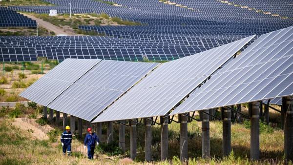 Arbeiter in der chinesischen Kubuqi-Wüste auf einer riesigen Solarfarm, 10.9.2025 (IMAGO / Xinhua)