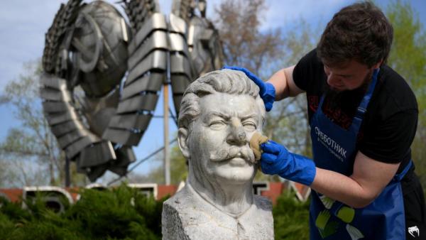 Eine Stalin-Büste wird aufpoliert, Skulpturenpark Moskau, 19.4.2025 (IMAGO / Grigory Sysoev / Sputnik Moscow Russia)