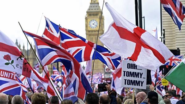 Mehr als 110.000 Menschen demonstrieren in London gegen Einwanderung. Auf der Demo des Rechtsextremen Tommy Robinson hielt auch Elon Musk eine Rede, 13.9.2025 (IMAGO / Anadolu Agency / Stuart Brock)