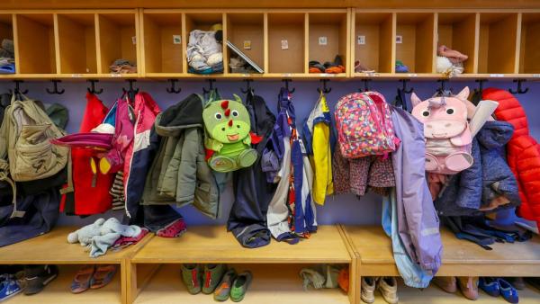 Die Garderobe einer Kita (IMAGO / Rupert Oberhäuser)