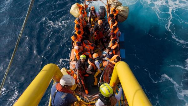 Flüchtende werden von einem Schlauchboot auf die »Ovean Viking« gerettet. Im August 2025 beschoss ein Patrouillenboot der libyschen Küstenwache die das Rettungsschiff, 29.4.2025 (IMAGO / ZUMA Press Wire / Javier Alvarez)