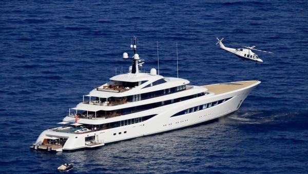 Start eines Helikopters von einer fast 100 Meter langen Motoryacht, die dem kanadischen Multimilliardär Lawrence Stroll gehört, 26.5.2017 (IMAGO / Peter Seyfferth)