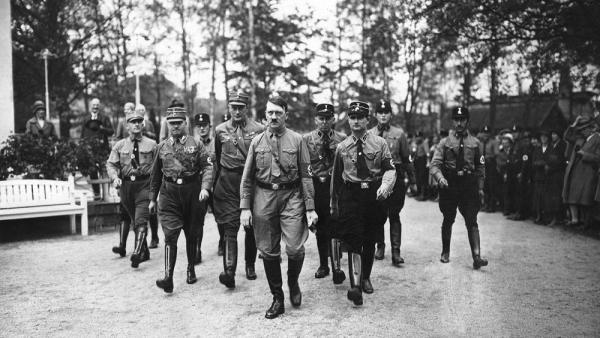 Auf Initiative von Alfred Hugenberg traf sich am 11. Oktober 1931 in Bad Harzburg die »Nationale Opposition« zu einer Großveranstaltung. Hitler machte seinen Willen deutlich, sich in einer breiten Rechtsfront nicht unterzuordnen (IMAGO / TT)