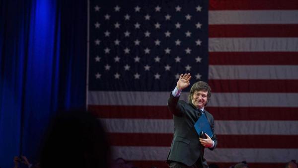 Argentiniens Präsident Javier Milei bei der CPAC-Konferenz in den USA vor einer US-Flagge, 24.2.2024 (IMAGO / ABACAPRESS)