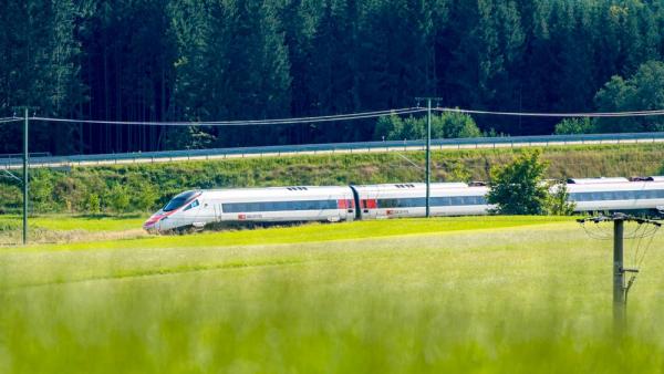 Ein SBB-Zug fährt durch die Landschaft im Unterallgäu, 24.8.2025 (IMAGO / Bihlmayerfotografie) 
