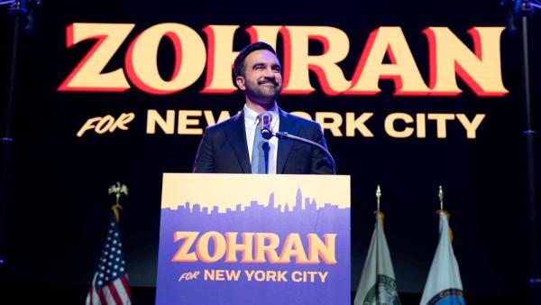 Der frisch gewählte New Yorker Bürgermeister Zohran Mamdani spricht auf seiner Wahlparty, 4.11.2025 (IMAGO / Newscom World)