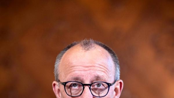 Bundeskanzler Friedrich Merz beim Pressestatement im Hamburger Rathaus, 25.11.2025 (IMAGO / Chris Emil Janßen)