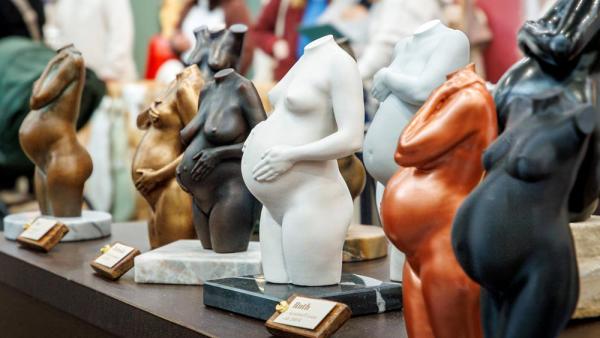 Skulpturen von schwangeren Körpern auf der Babymesse in Düsseldorf, 25.10.2025 (IMAGO / Oliver Langel)