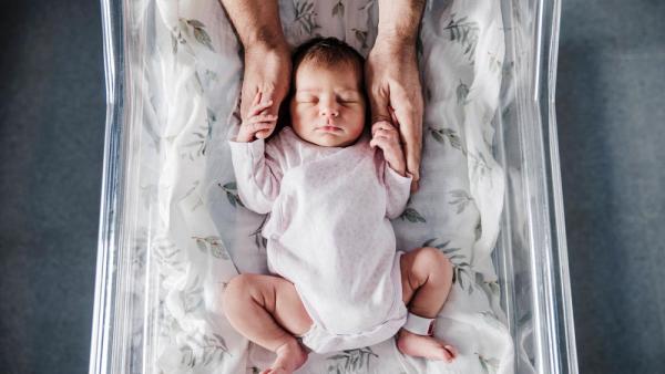 Die pronatalistische Bewegung setzt sich in Abgrenzung zum Selbstbestimmungsrecht der Frauen für eine Steigerung der Geburtenraten vor allem in Bezug auf weiße, christliche Frauen ein (IMAGO / Westend61) 