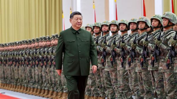 Der chinesische Präsident Xi Jinping inspiziert die Truppen in der Sonderverwaltungszone Macau, 20.12.2024 (IMAGO / Xinhua / Li Gang)