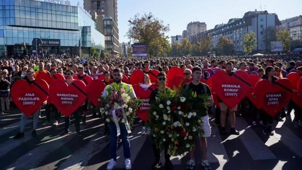 Bürger:innen und Studierende gedenken in Novi Sad den 16 Opfern, die vor genau einem Jahr beim Einsturz des Bahnhofsdachs ums Leben kamen, 15.10.2025 (IMAGO / ZUMA Press Wire)