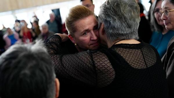 Die dänische Ministerpräsidentin Mette Frederiksen (Mitte) entschuldigte sich im September in Nuuk bei betroffenen Frauen von Zwangsverhütungen, 24.9.2025 (IMAGO / Ritzau Scanpix)