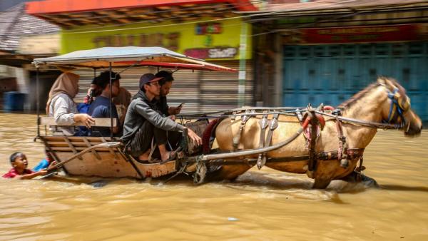 Mindestens 1400 Menschen sind Ende November durch Überschwemmungen und Erdrutsche infolge massiver Regenfälle in Sri Lanka, Thailand, Indonesien und Malaysia gestorben. Bild aus Indonesien, 5.12.2025 (IMAGO / ZUMA Press Wire)