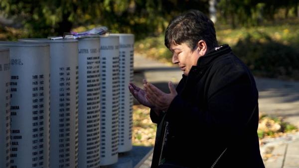 Fatima Popovac fordert Aufklärung: Ihr sechsjähriger Sohn Adnan wurde von einem Scharschützen in Sarajevo im Krieg getötet (IMAGO / Anadolu Agency)