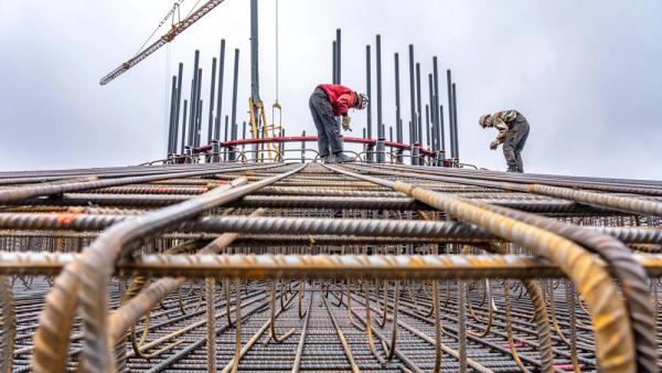 Wirksame öffentlich-private Partnerschaften beinhalten Regelungen, die sicherstellen, dass öffentliche Unterstützung auch einen öffentlichen Mehrwert schafft. Hier zu sehen: Bauarbeiten für ein Windrad (IMAGO / Jochen Tack)