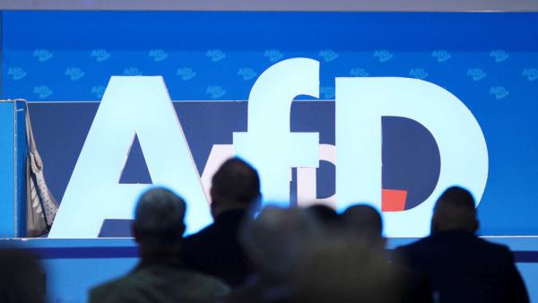 Der AfD-Schriftzug bei der Europawahlversammlung in Magdeburg, 5.8.2023 (IMAGO / dts Nachrichtenagentur)