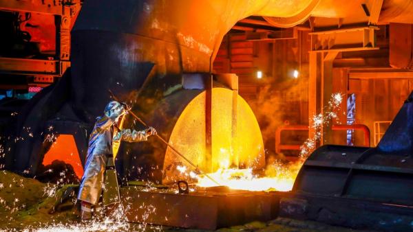 Ein Stahlarbeiter im Schutzanzug, 10.11.2023 (IMAGO / Rupert Oberhäuser)