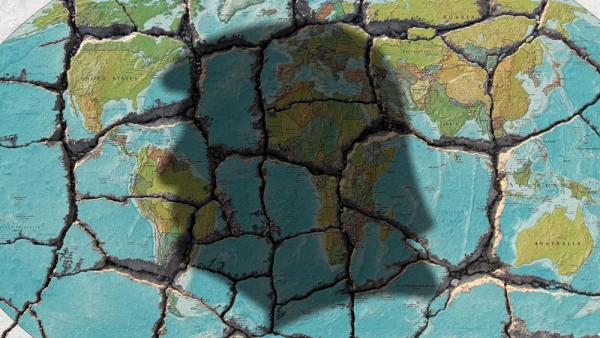 Symbolbild: Trumps Konterfei auf einer Weltkarte in Trümmern (IMAGO / Ralph Peters)