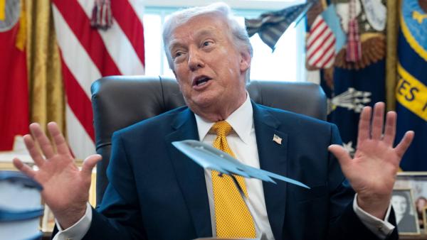 US-Präsident Donald Trump im Oval Office mit einem Modell eines B-2-Spirit-Bombers auf seinem Schreibtisch, 16.3.2026 (IMAGO / MediaPunch) 