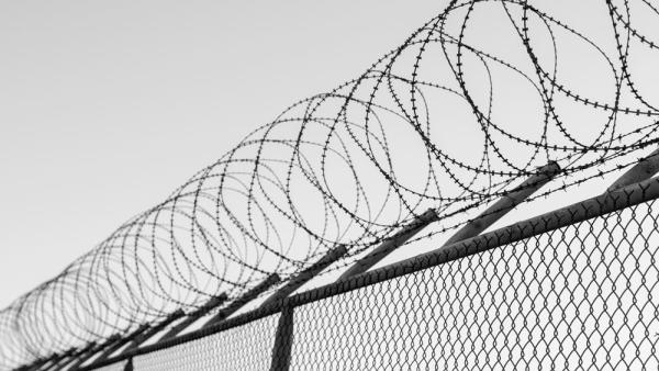 Mit der Krisenverordnung kann die EU Menschenrechte wie auf Knopfdruck außer Kraft setzen. (IMAGO / Dreamstime)