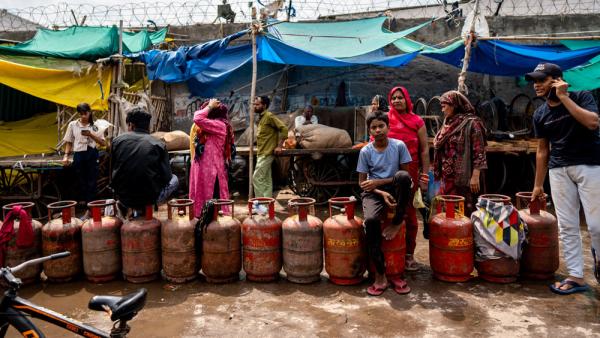 In Noida am Stadtrand von Neu-Delhi stehen die Menschen Schlange, um ihre leeren Flüssiggasflaschen auffüllen zu lassen, 27.3.2026 (IMAGO / Anadolu Agency)