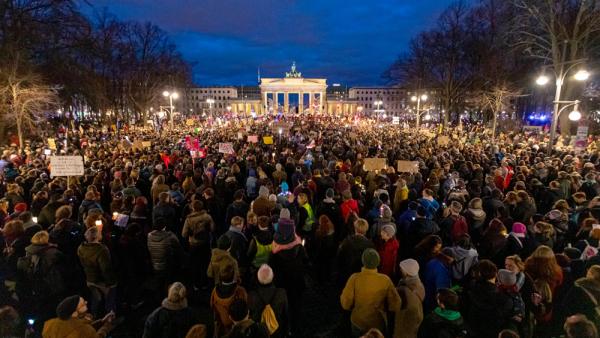 Unter dem Motto »Lichtermeer der Hoffnung gegen Rechtsextremismus« haben sich Demonstrierende am Brandenburger Tor versammelt, 25.1.2025 (IMAGO / Achille Abboud)