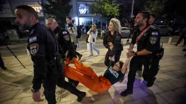 Die israelische Polizei löst in Tel Aviv eine Anti-Kriegs-Demonstration auf, 4.4.2026 (IMAGO / Anadolu Agency)