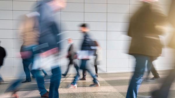 Heimatverlust wird heute zu einer universellen Erfahrung: durch Kriege, die Verheerungen der Klimakrise, aufgrund wirtschaftlicher Not. aber auch durch die Enfremdung von Mitmenschen. (Foto: IMAGO / Depositphotos)