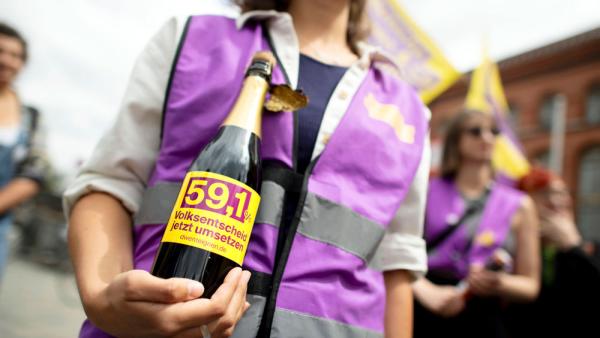 Mitglieder der Initiative »Deutsche Wohnen und Co enteignen« feiern mit Sekt in Berlin, 28.6.2023 (IMAGO / IPON)