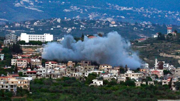 Im Schatten des Iran-Krieges tobt im Libanon die x-te Auflage des jahrzehntealten Konflikts zwischen Israel und der Hisbollah. Dieses Foto zeigt Rauch, der nach einem israelischen Luftangriff auf ein Haus in Bnaafoul im Südlibanon aufsteigt, 17.5.2026 (IMAGO / Xinhua / Ali Hashisho)