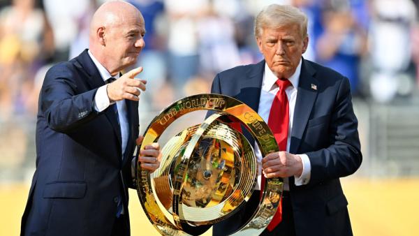FIFA-Präsident Gianni Infantino und Donald Trump mit dem Siegerpokal der Club-WM, 13.7.2025 (IMAGO / Ulrich Hufnagel)