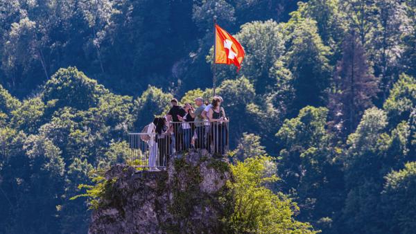  Unter dem Titel »Keine 10-Millionen-Schweiz« verlangt die rechtsnationalistische Schweizerische Volkspartei die Einführung eines Bevölkerungsdeckels in der Verfassung. Foto vom Rheinfall, 10.5.2025 (IMAGO / dieBildmanufaktur)