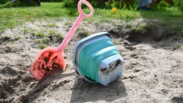 Eimer und Schaufel im Sandkasten, 19.5.2026 (IMAGO / Sven Simon)
