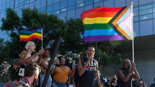 Demonstrierende mit Regenbogen- und Progress-Fahne. Nach der Ermordung von zwei trans Frauen gab es unter dem Motto »All Black Lives Matter« landesweite Proteste in den USA. Foto aus Seattle, 25.6.2020 (IMAGO / ZUMA Press Wire)