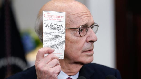 Stephen G. Breyer, Richter am Obersten Gerichtshof, hält einen Druck der US-Verfassung in den Händen, 27.1.2022 (IMAGO / ZUMA Press Wire)