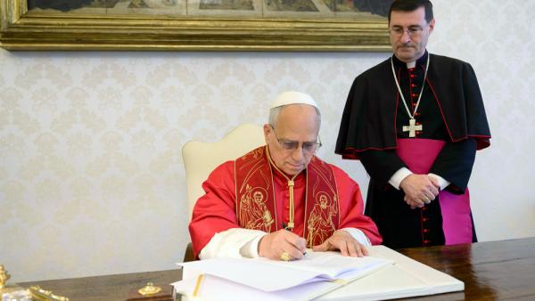 Papst Leo XIV. unterzeichnet seine Enzyklika, 25.5.2026 (IMAGO / Catholicpressphoto)