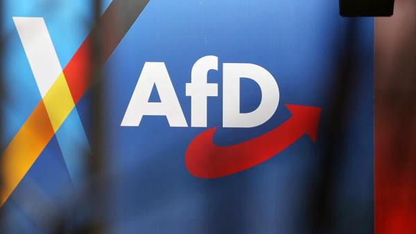 AfD-Schriftzug beim Bundesparteitag in Erfurt, 5.7.2026 (IMAGO / dts Nachrichtenagentur)