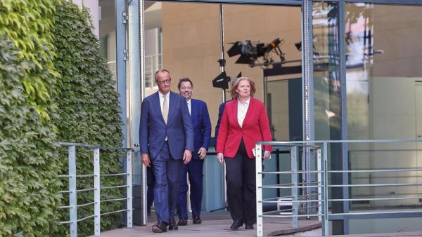  Bundeskanzler Friedrich Merz, Bundesminister der Finanzen Lars Klingbeil und Bundesministerin für Arbeit und Soziales Bärbel Bas, 2.7.2026 (IMAGO / dts Nachrichtenagentur)