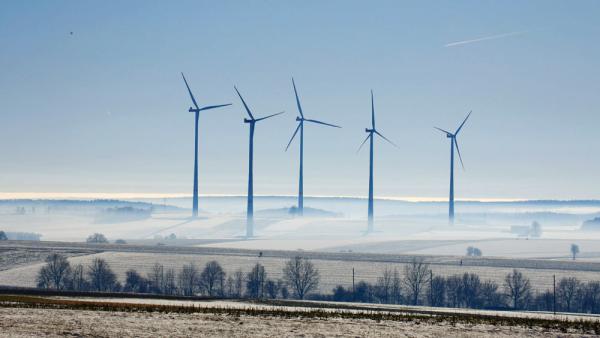 Windräder auf der Schwäbischen Alb (IMAGO / onw-images)