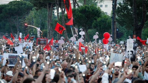 Protestzug in Albaniens Hauptstadt Tirana am 10. Juni 2026 (IMAGO / Light Studio Agency)
