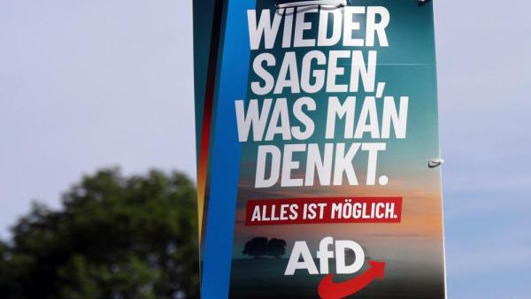 Ein AfD-Wahlplakat im sachsen-anhaltinischen Saubach, 26.8.2026 (IMAGO / Karina Hessland)