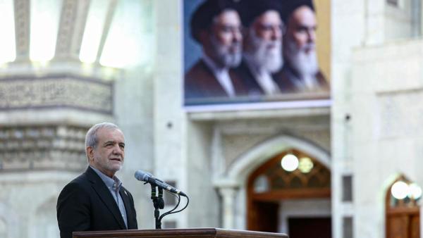 Irans Präsident Massud Peseschkian hält eine Rede; im Hintergrund sieht man die Konterfeis der Mullahs, 23.8.2026 (IMAGO / Anadolu Agency)