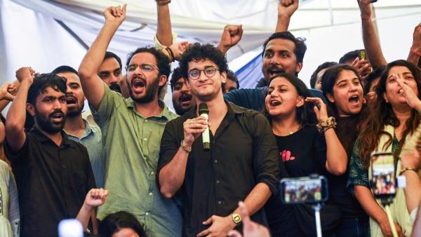 Der Sprecher der »Cockroach Janata Party«, Saurav Das, und Anhänger:innen der Partei feiern, nachdem der Bildungsminister Dharmendra Pradhan von seinem Amt zurückgetreten ist, 25.7.2026 (IMAGO / ANI News)
