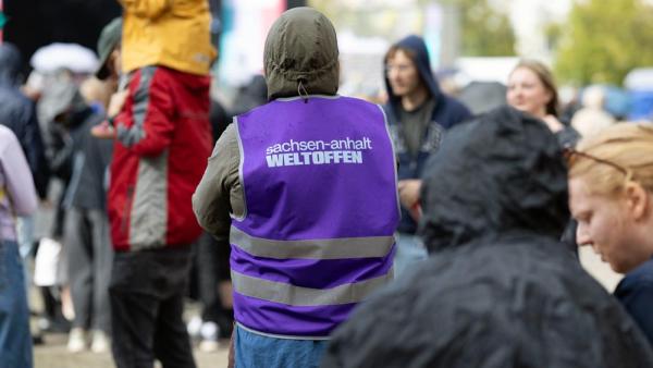 Am Tag vor der Landtagswahl in Sachsen-Anhalt gingen mehrere Tausend Menschen auf die Straße, wie hier in Magdeburg, 5.9.2026 (IMAGO / epd)