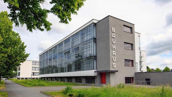 Außenansicht des Bauhausgebäudes mit Schriftzug in Dessau, 5.6.2026 (IMAGO / Jörg Halisch)