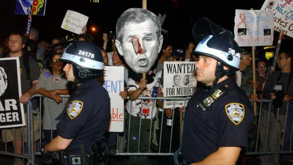 Protestkundgebung gegen den Republikanischen Parteitag in New York. Tausende Polizisten waren im Einsatz, 2.9.2004 (IMAGO / ZUMA Press Wire)